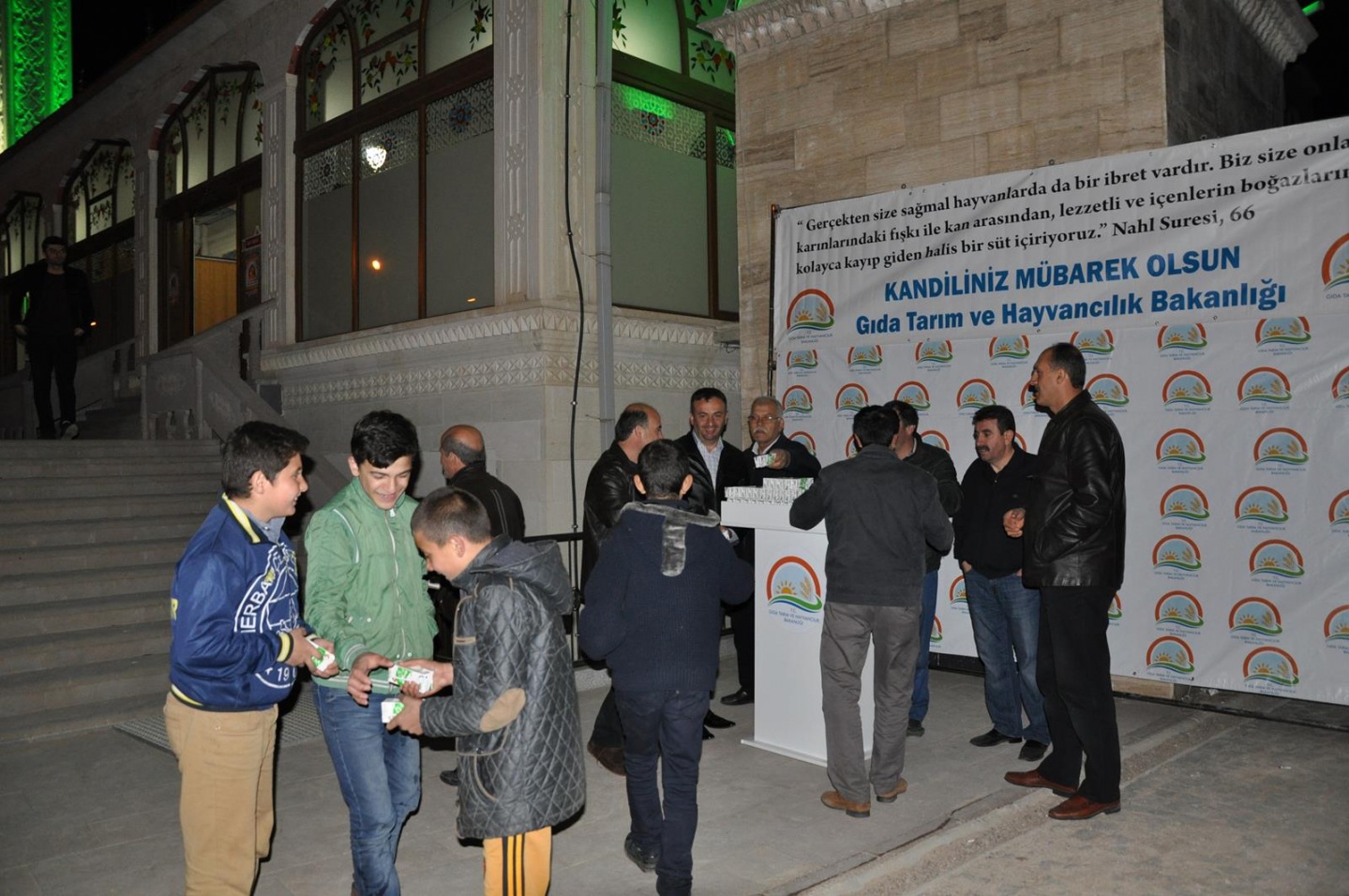 Kandil sütü dağıtımı devam ediyor 18