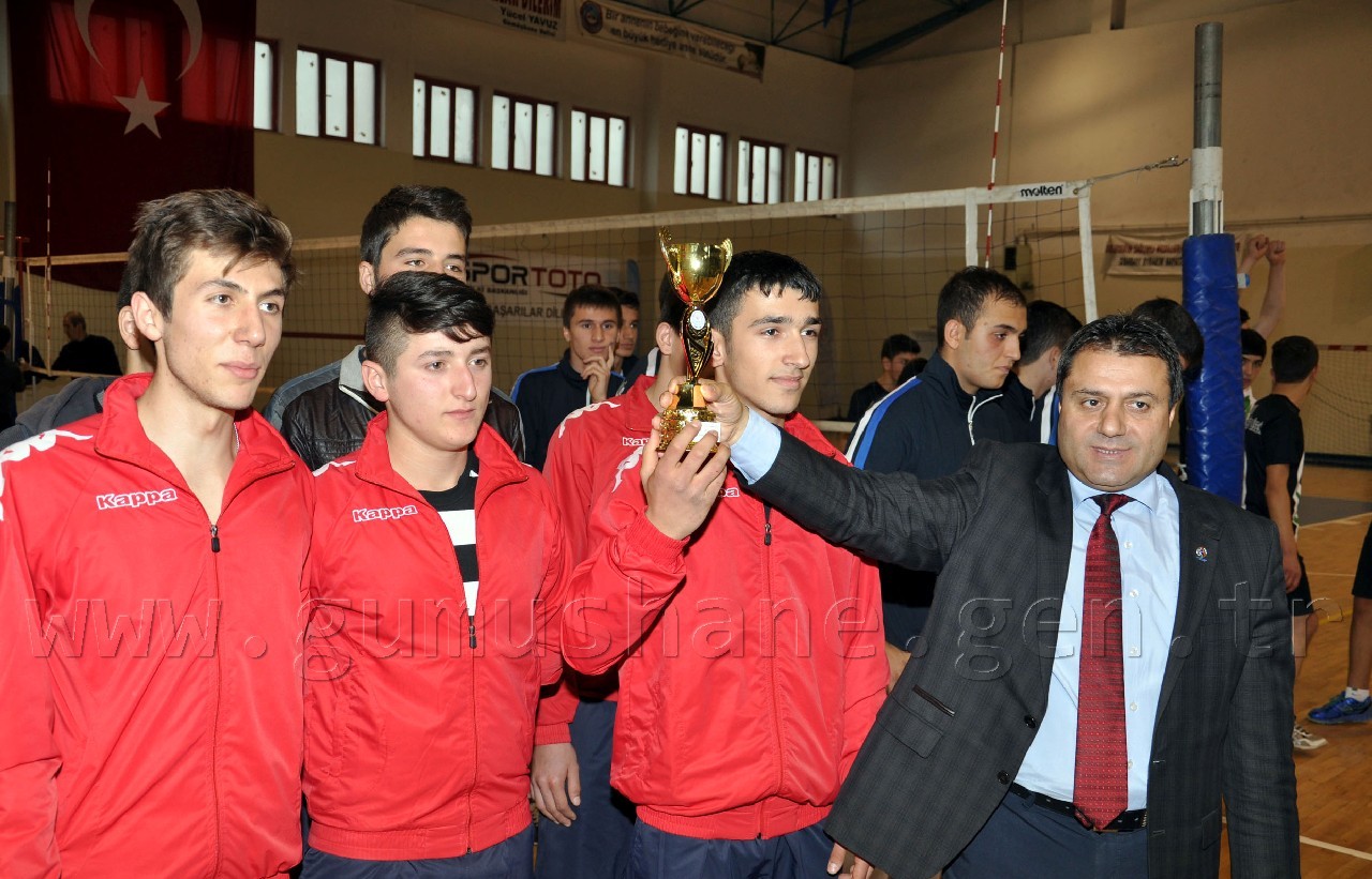 Voleybol genç erkeklerde şampiyon Torul 3