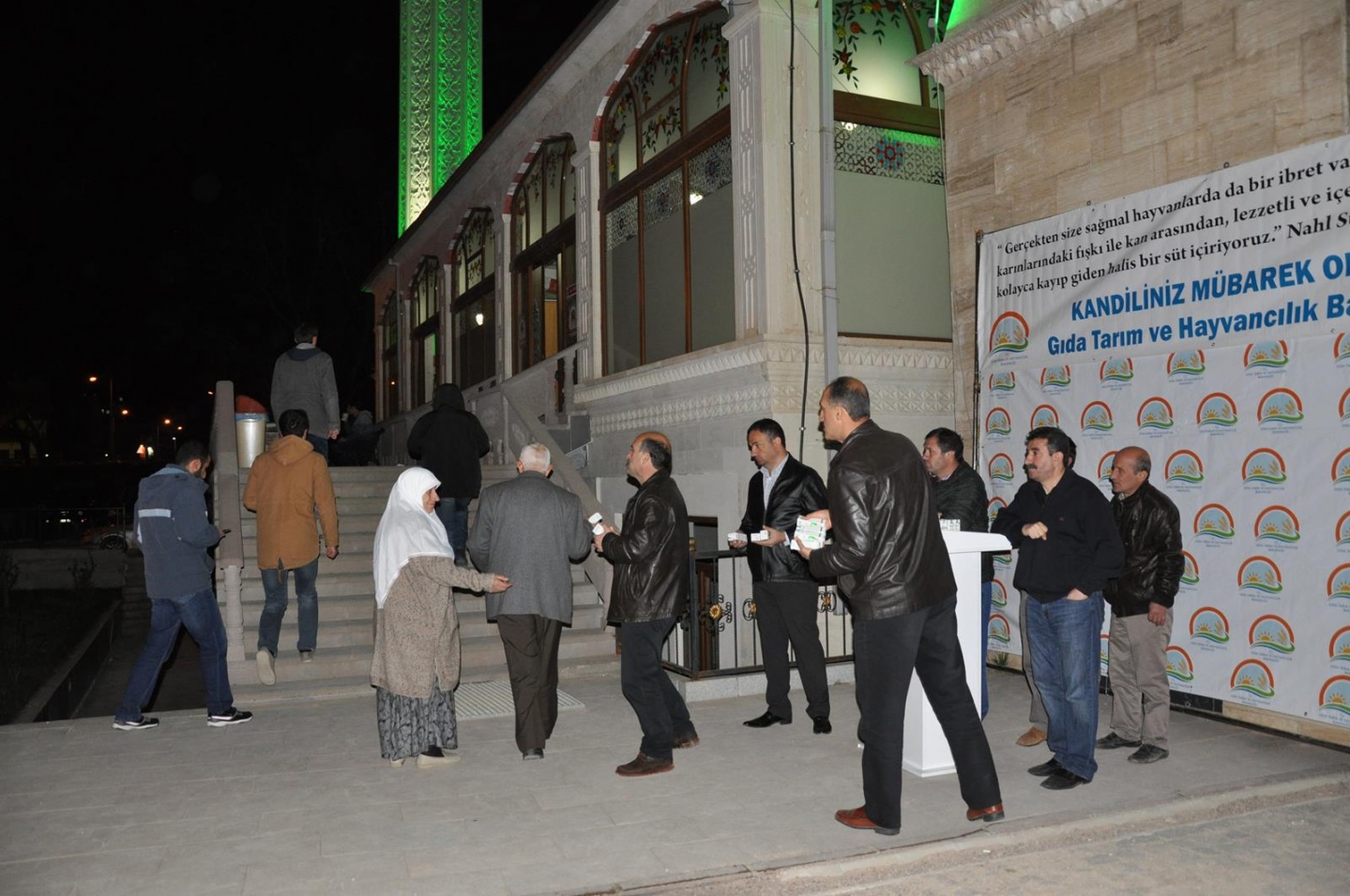 Kandil sütü dağıtımı devam ediyor 3