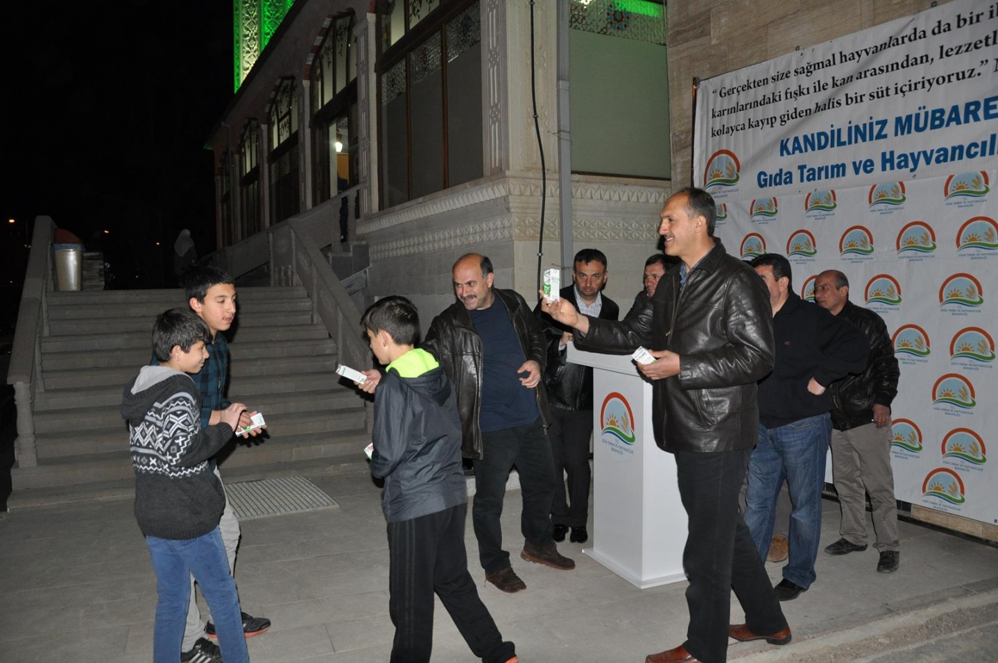 Kandil sütü dağıtımı devam ediyor 7