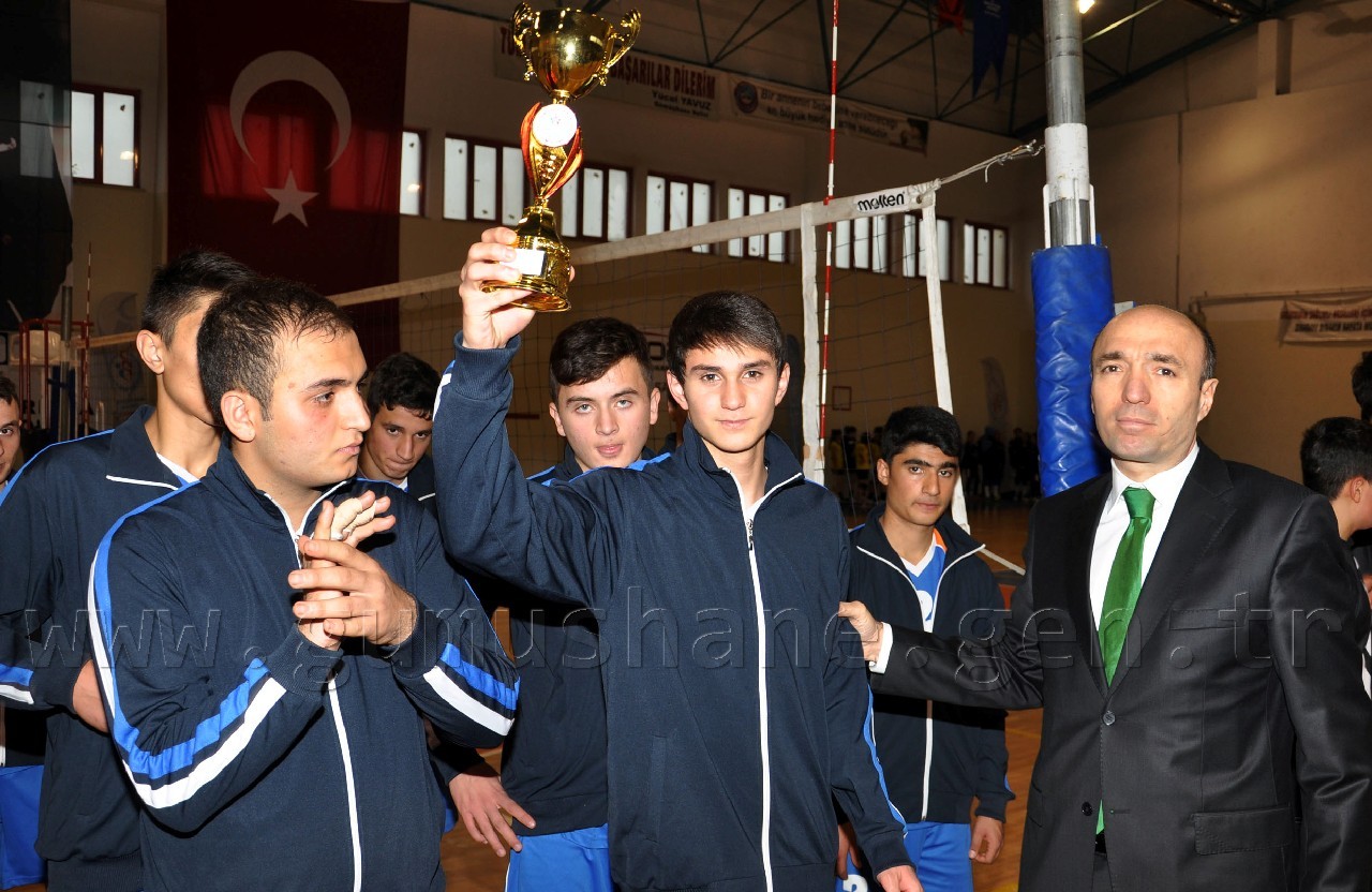Voleybol genç erkeklerde şampiyon Torul 4
