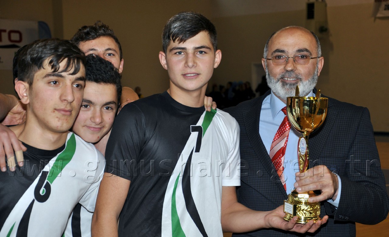 Voleybol genç erkeklerde şampiyon Torul 5
