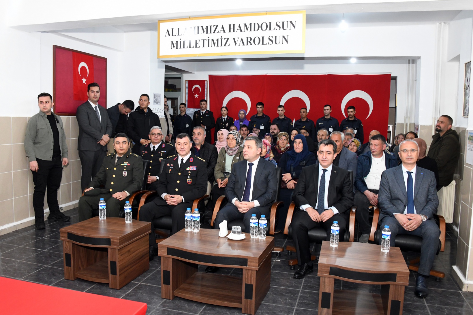 Bir günlüğüne çakı gibi asker oldular 3