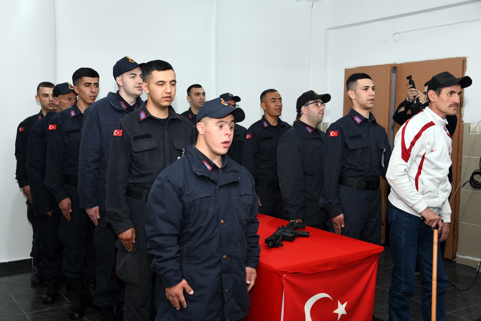 Bir günlüğüne çakı gibi asker oldular 12