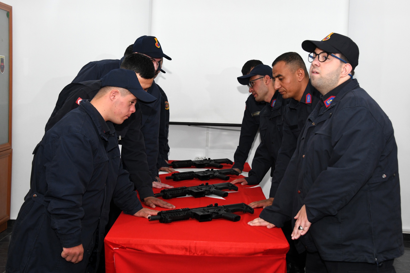 Bir günlüğüne çakı gibi asker oldular 6