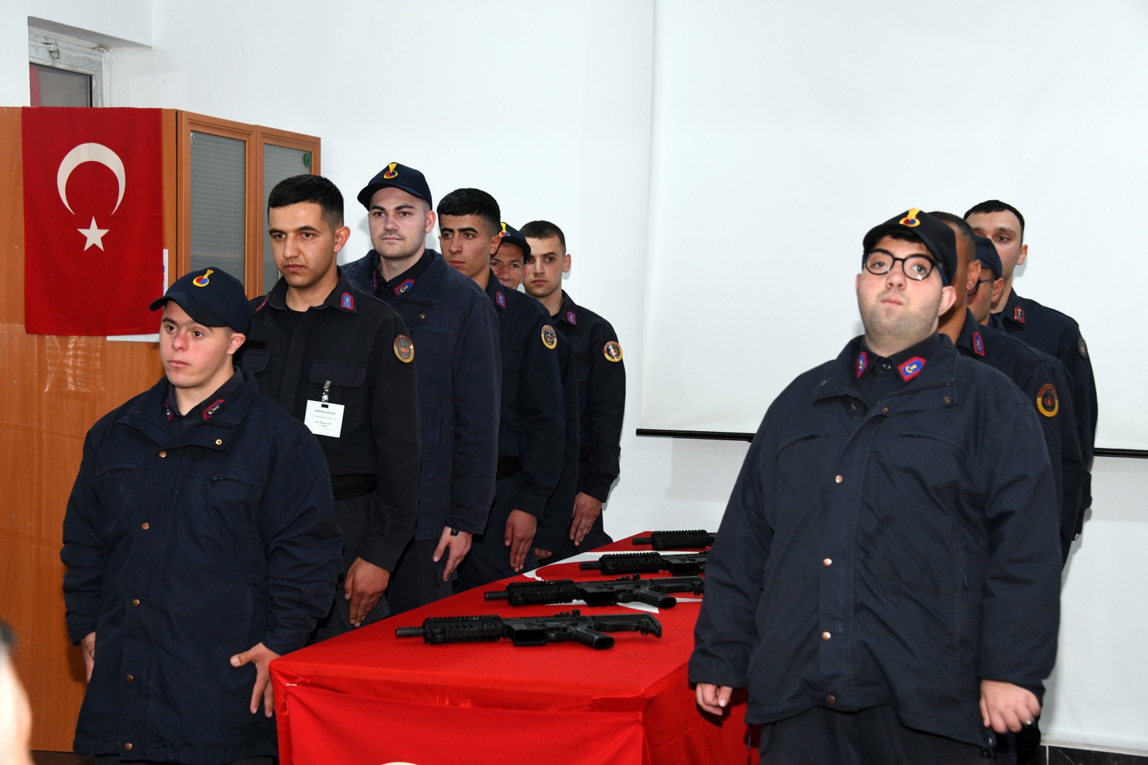 Bir günlüğüne çakı gibi asker oldular 16