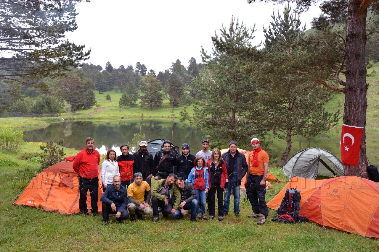 Gümüşhaneli Dağcılar Altınpınar Gölünde Kamp Kurdu 7