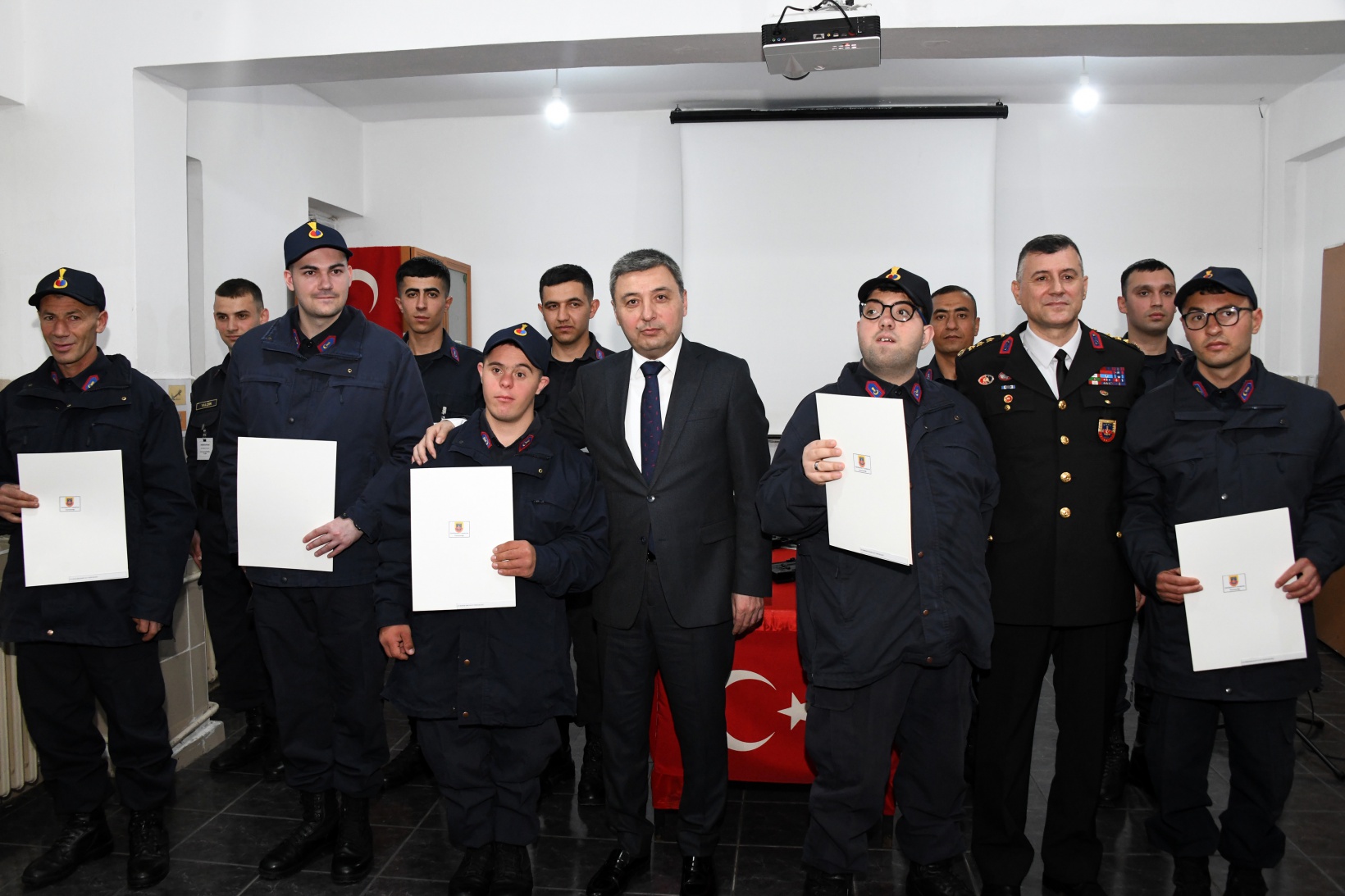 Bir günlüğüne çakı gibi asker oldular 1