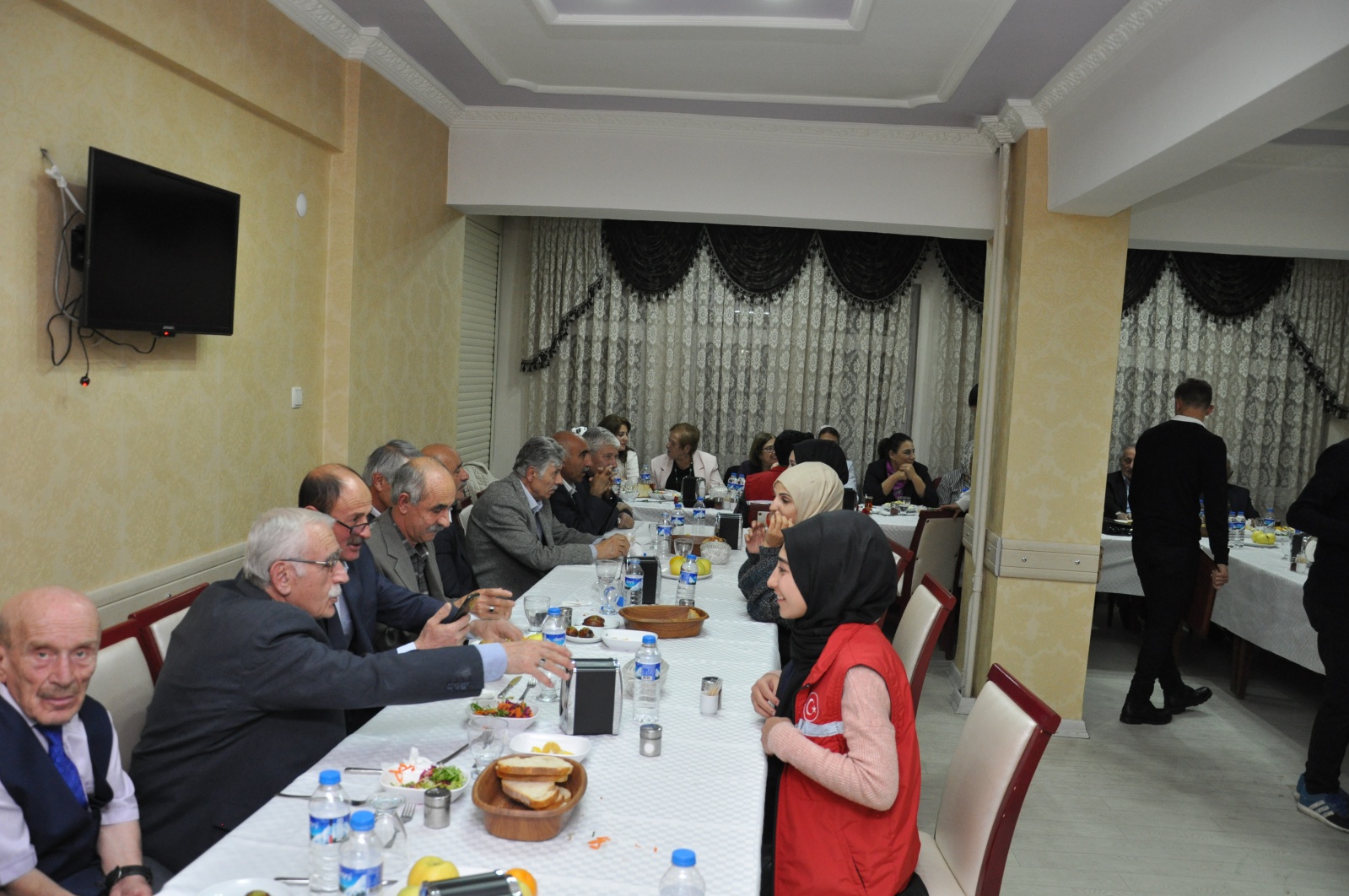 Emekli öğretmenler onuruna yemek 10