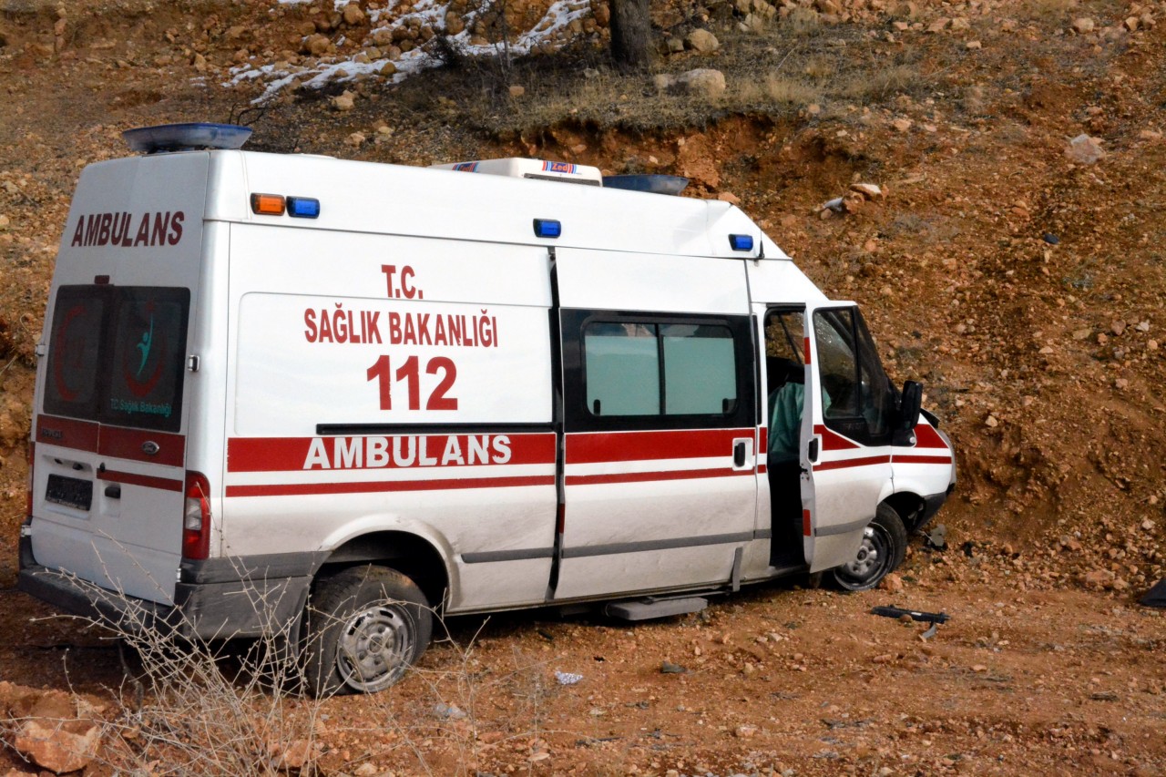 Kelkit’te Görevden Dönen Ambulans Kaza Yaptı: 2 Yaralı 1