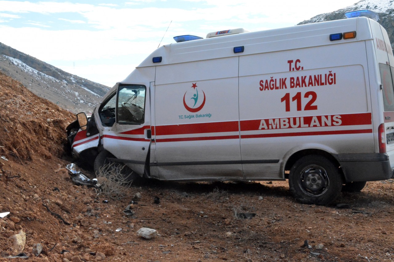 Kelkit’te Görevden Dönen Ambulans Kaza Yaptı: 2 Yaralı 2