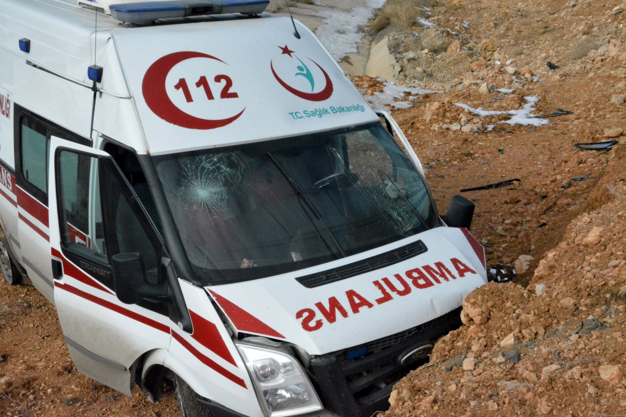 Kelkit’te Görevden Dönen Ambulans Kaza Yaptı: 2 Yaralı 3