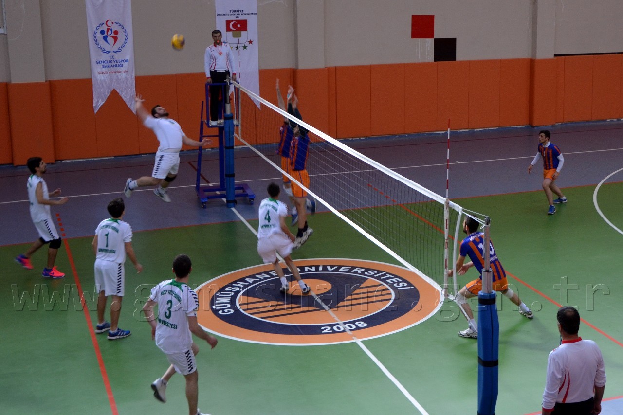 Gümüşhane Üniversitesi voleybol takımları üçüncü oldu 10