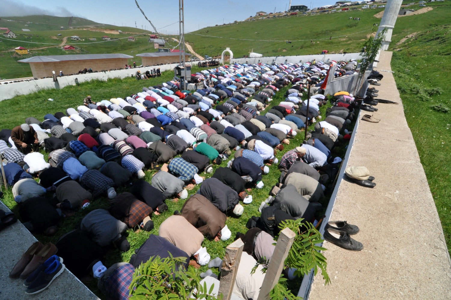Kadırga yaylasındaki çatısız cami yaz aylarında her Cuma dolup taşıyor 6