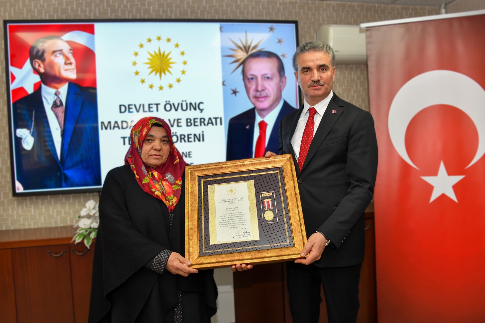 Gümüşhane’de şehit annesine Devlet Övünç Madalyası ve Beratı takdim edildi 1