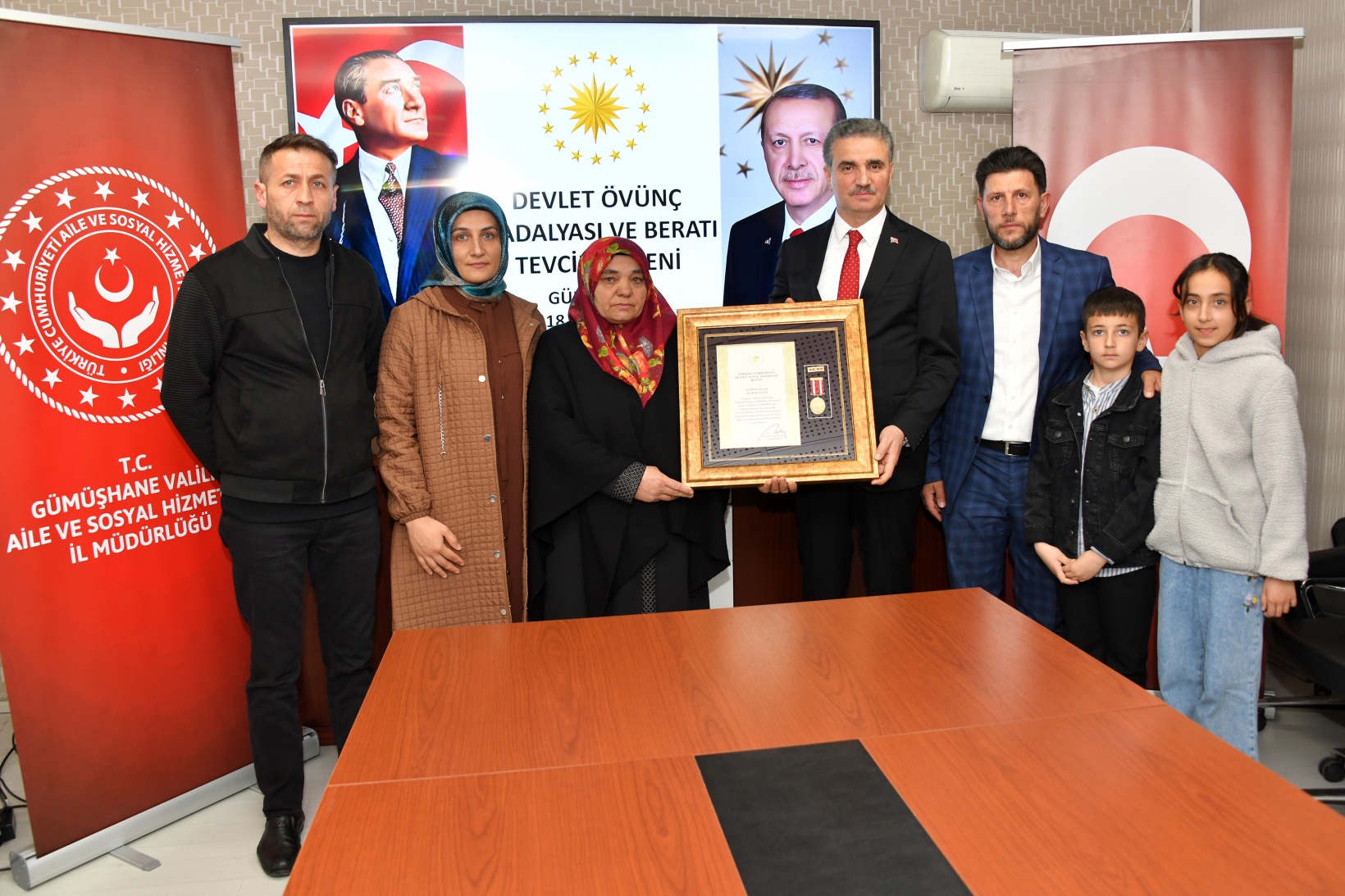 Gümüşhane’de şehit annesine Devlet Övünç Madalyası ve Beratı takdim edildi 3
