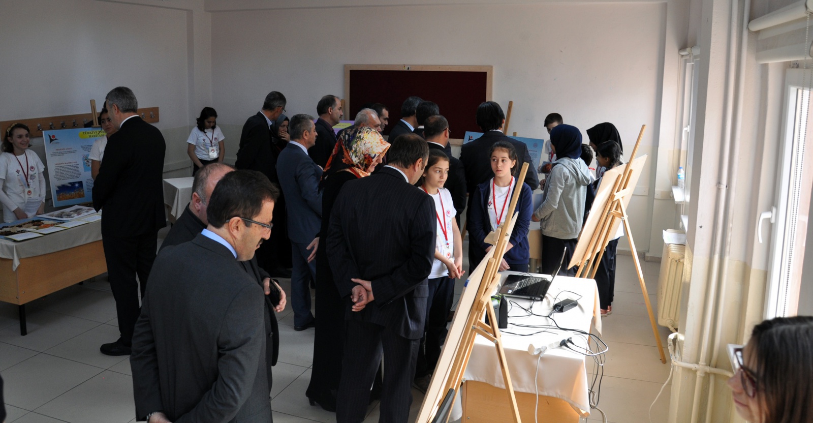 15 Temmuz Şehitler İmam Hatip Ortaokulunda TÜBİTAK 4006 Bilim Fuarı sergisi  16