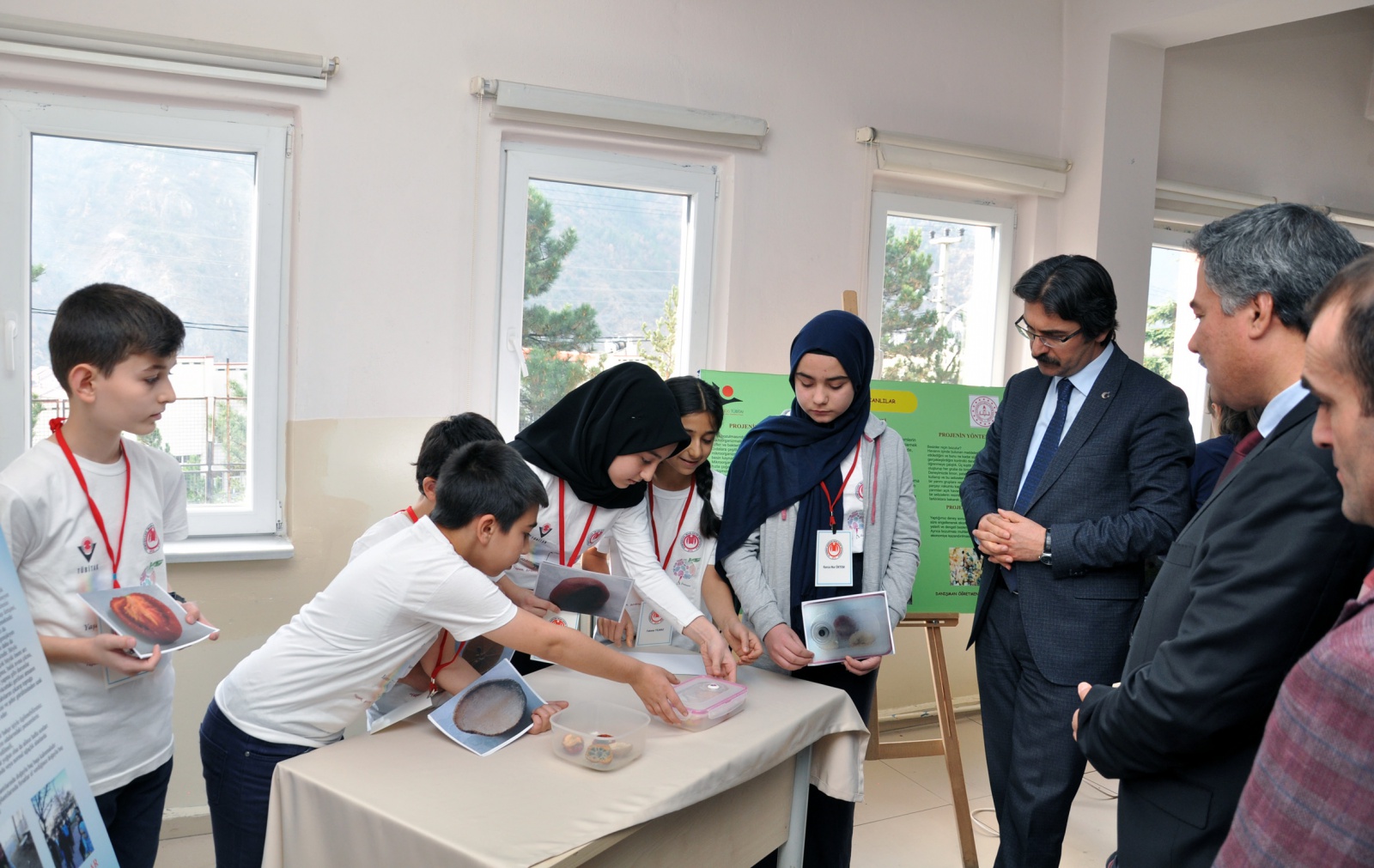 15 Temmuz Şehitler İmam Hatip Ortaokulunda TÜBİTAK 4006 Bilim Fuarı sergisi  6