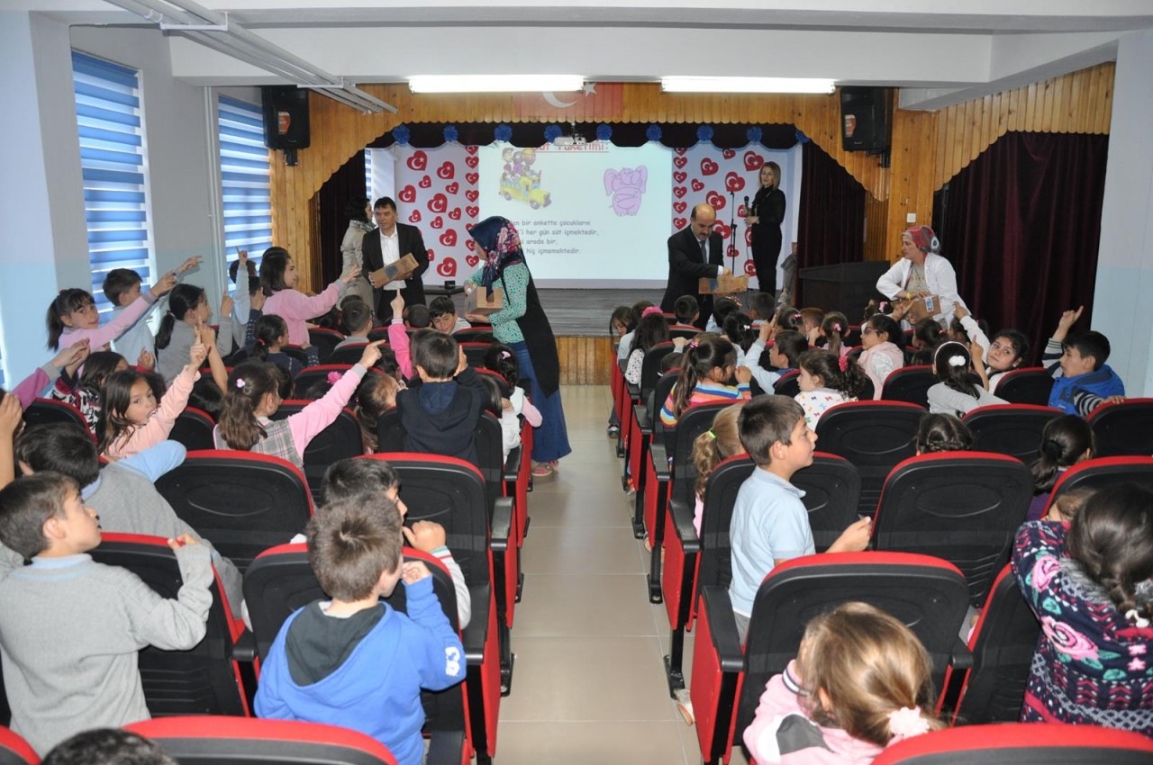 Okullarda süt tüketiminin önemi anlatıldı 9