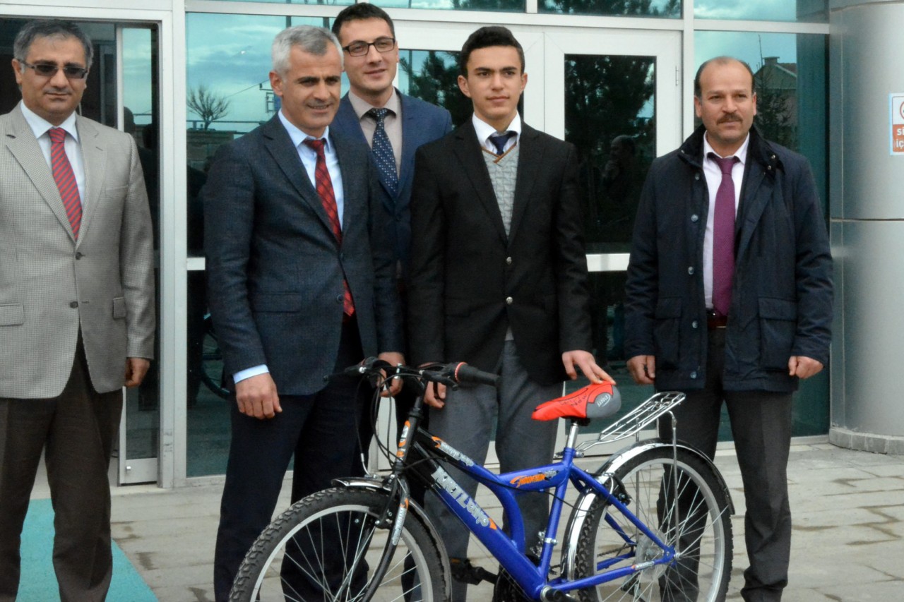 Kelkit’te TEOG’da Başarılı 13 Öğrenciye Bisiklet Hediye Edildi 4
