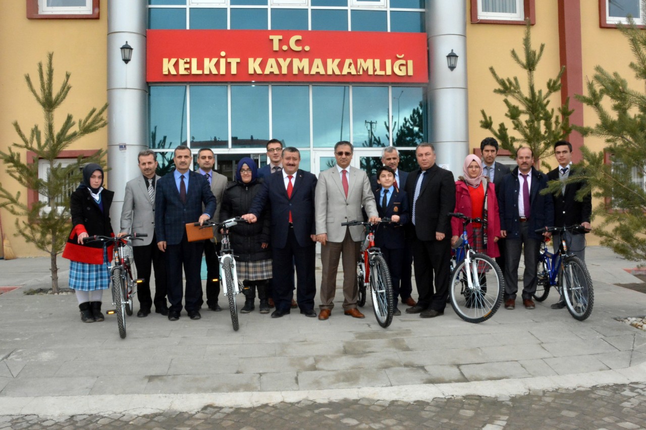 Kelkit’te TEOG’da Başarılı 13 Öğrenciye Bisiklet Hediye Edildi 5