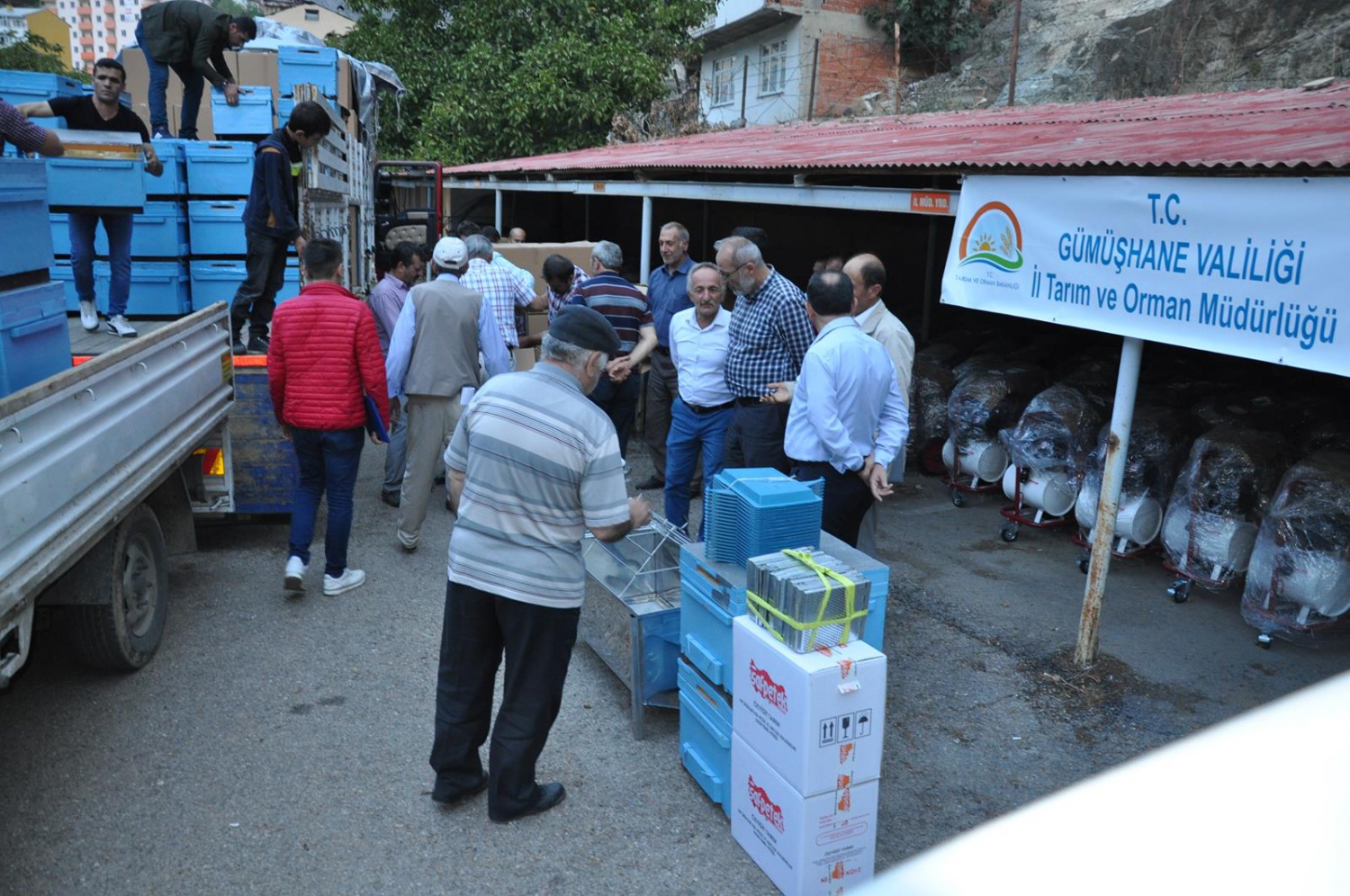 Gümüşhane’de genç çiftçilere arı ve arıcılık malzemesi dağıtıldı 2