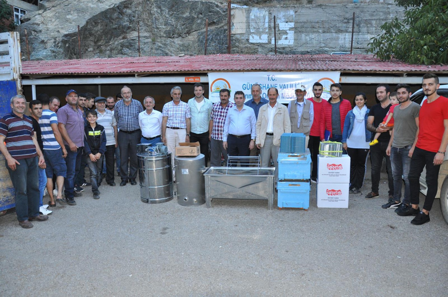 Gümüşhane’de genç çiftçilere arı ve arıcılık malzemesi dağıtıldı 1