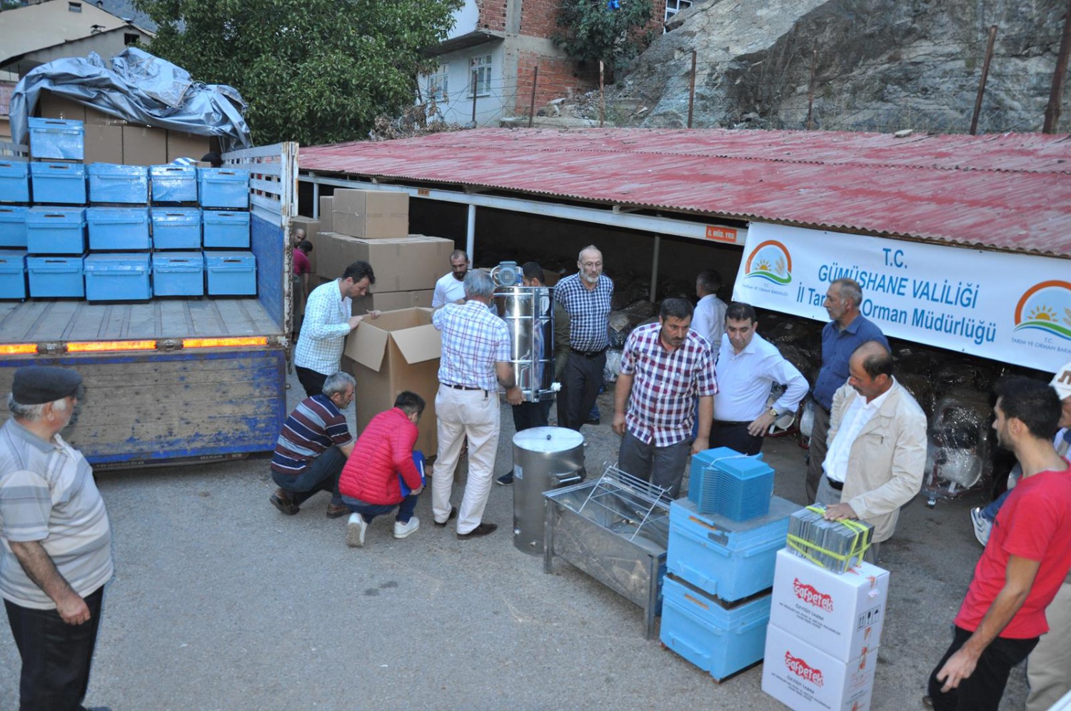 Gümüşhane’de genç çiftçilere arı ve arıcılık malzemesi dağıtıldı 5