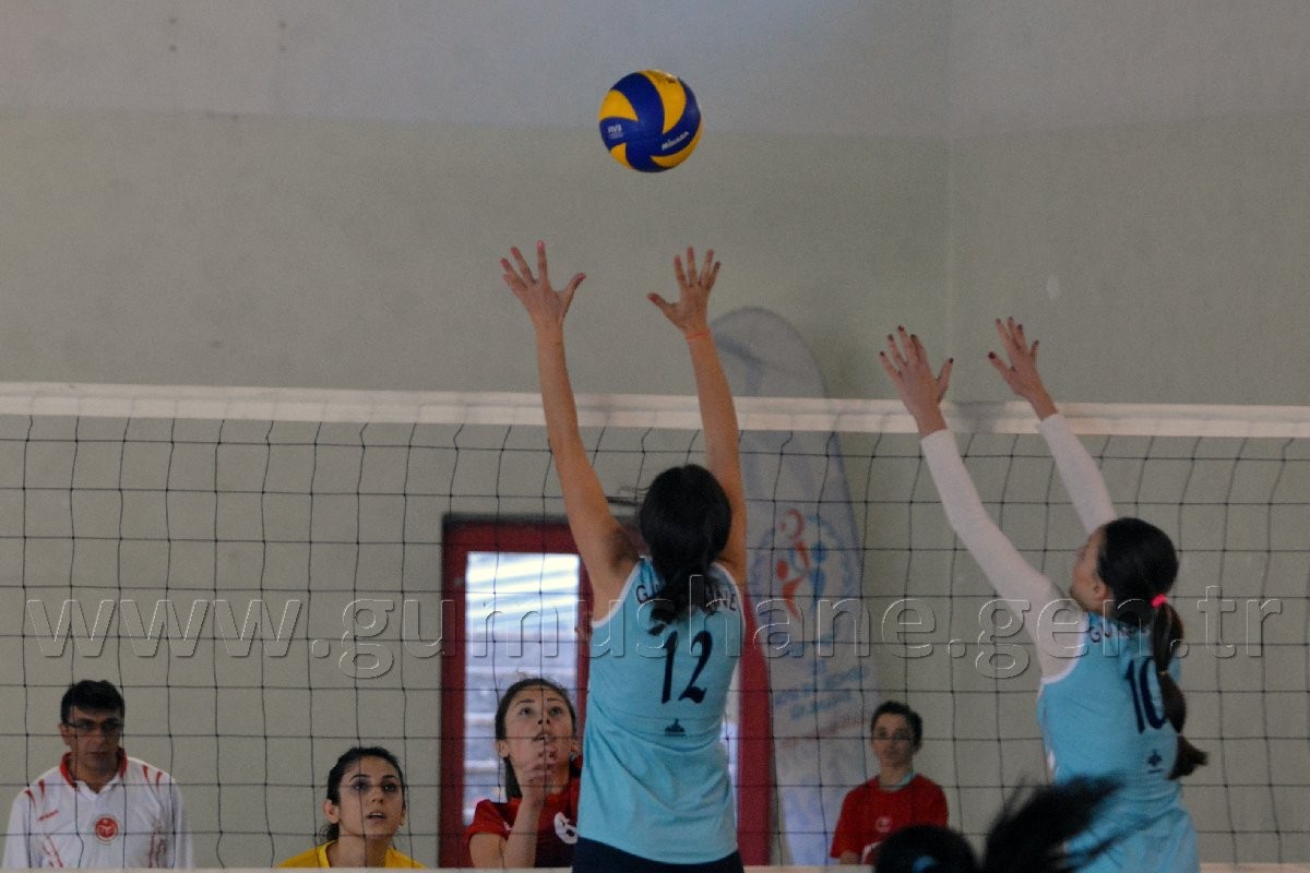 Gümüş Kızlar Yüzümüzü Güldürdü: 3-1 3