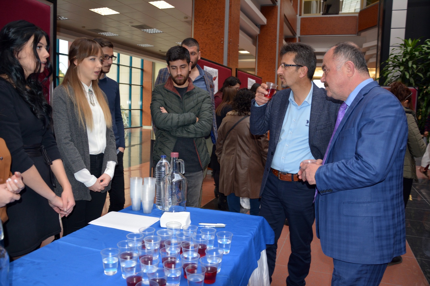 Kuşburnunun ketçabı da yapıldı 2