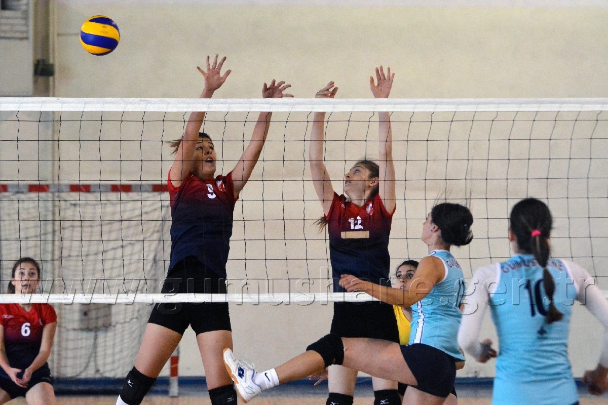 Gümüş Kızlar Yüzümüzü Güldürdü: 3-1 10