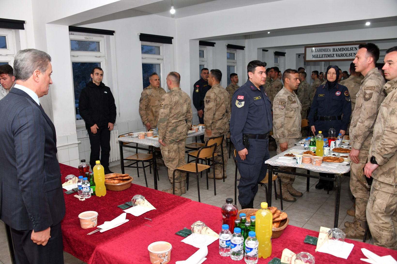 Vali Baruş iftarını Jandarma ve Komando personeliyle yaptı 7