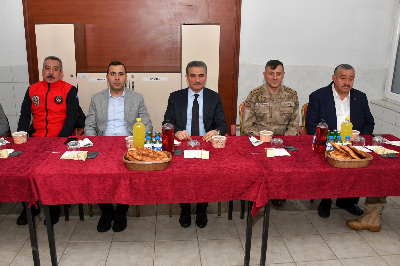 Vali Baruş iftarını Jandarma ve Komando personeliyle yaptı 5