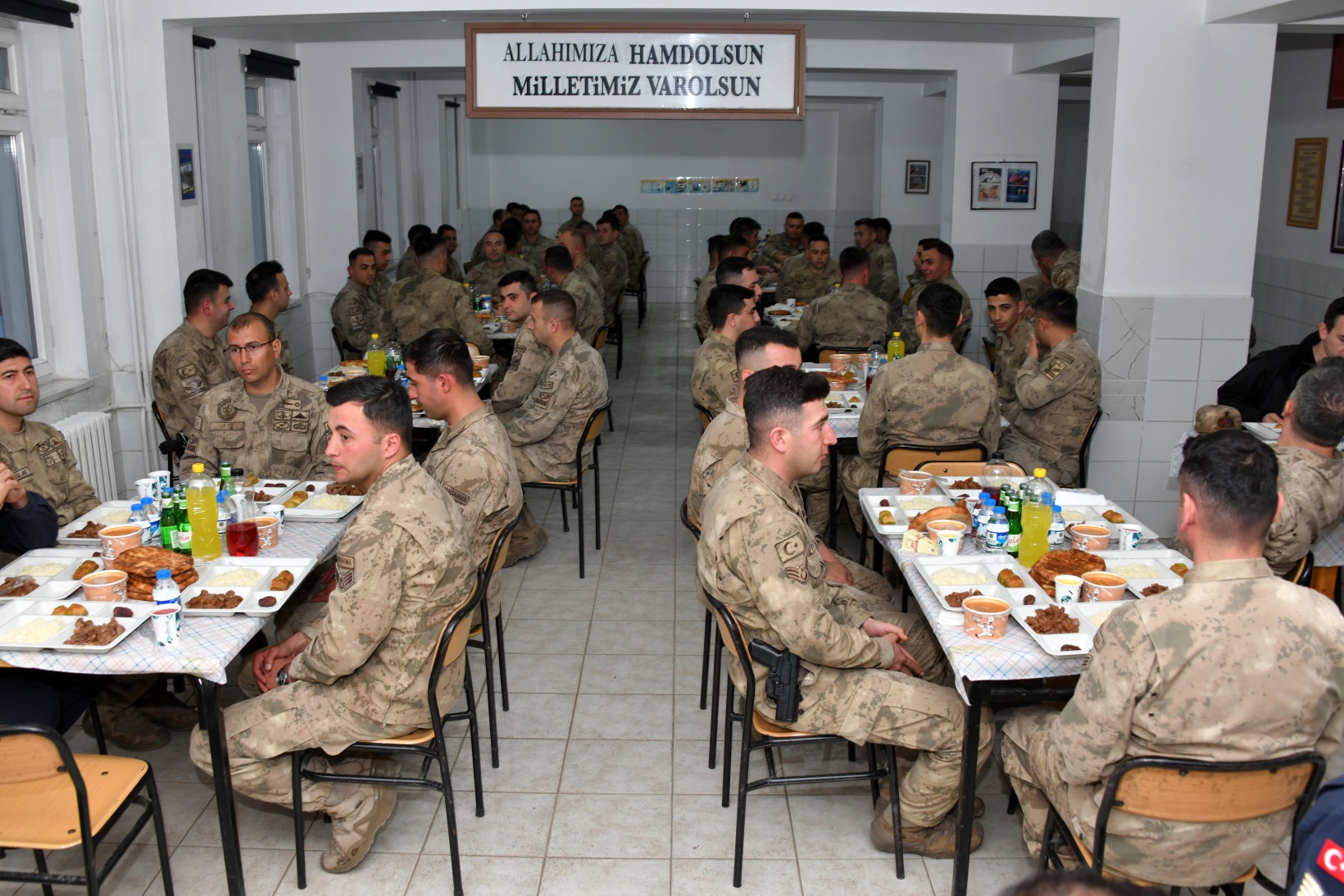 Vali Baruş iftarını Jandarma ve Komando personeliyle yaptı 8