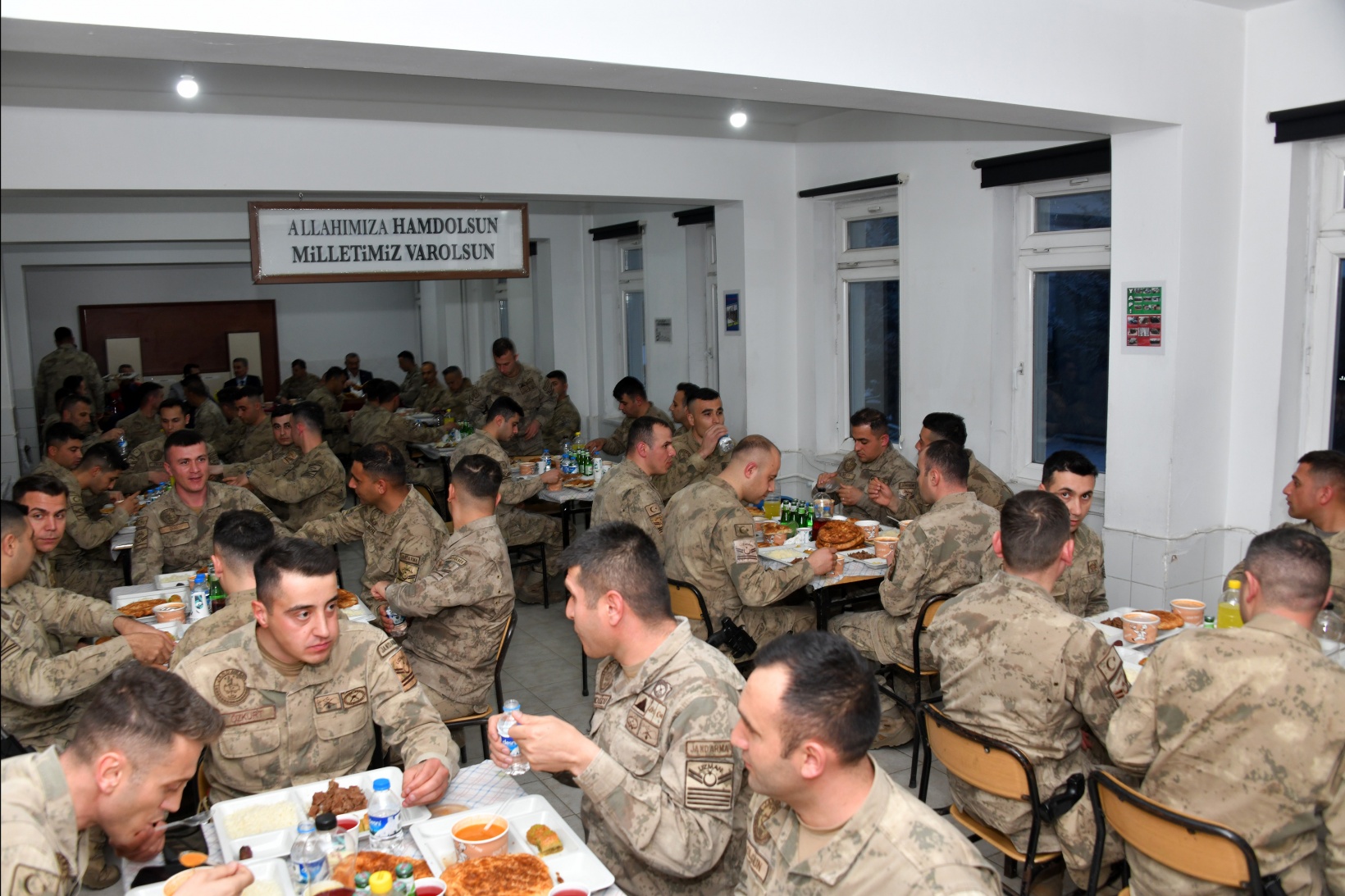 Vali Baruş iftarını Jandarma ve Komando personeliyle yaptı 4