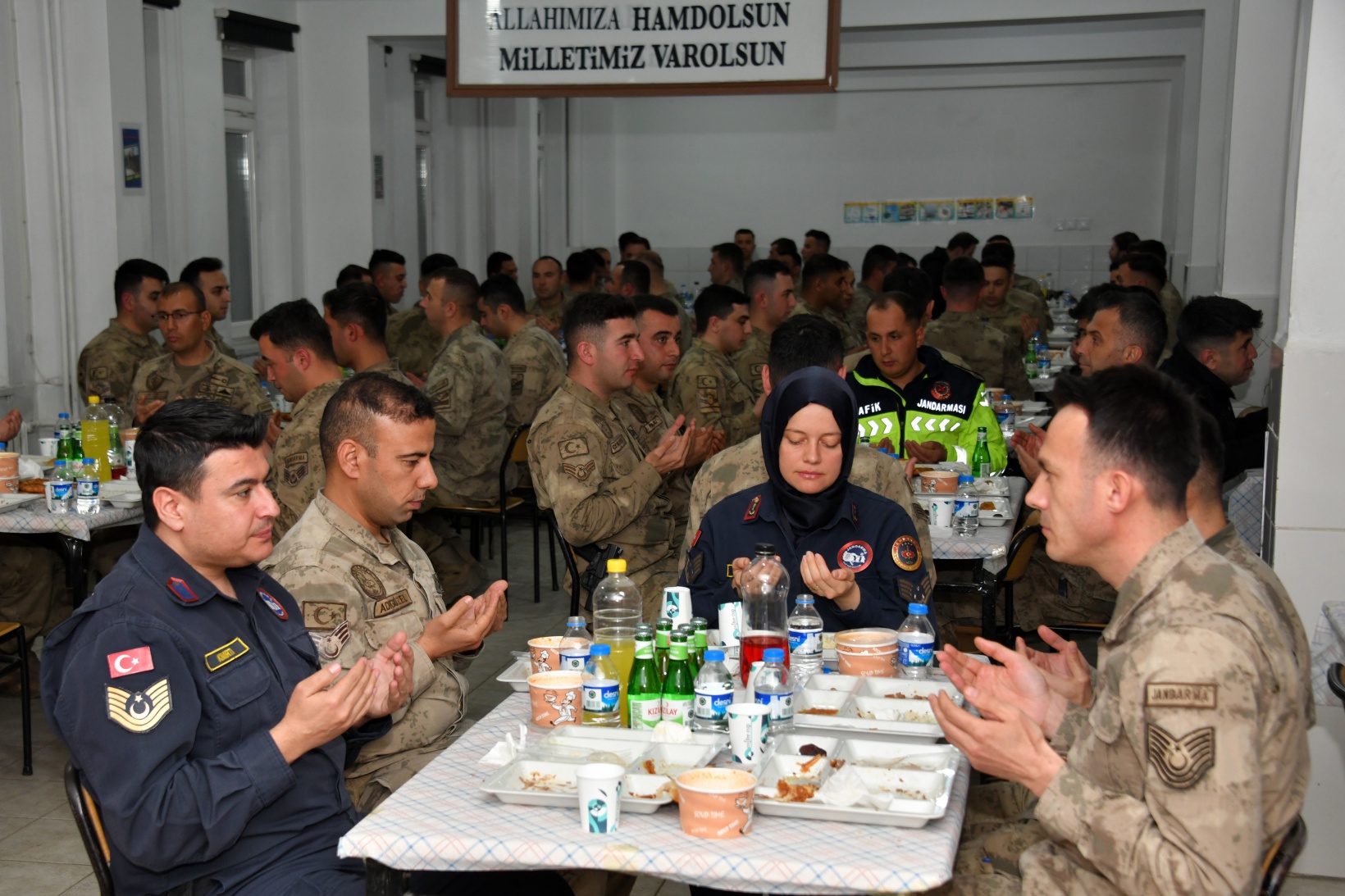 Vali Baruş iftarını Jandarma ve Komando personeliyle yaptı 6