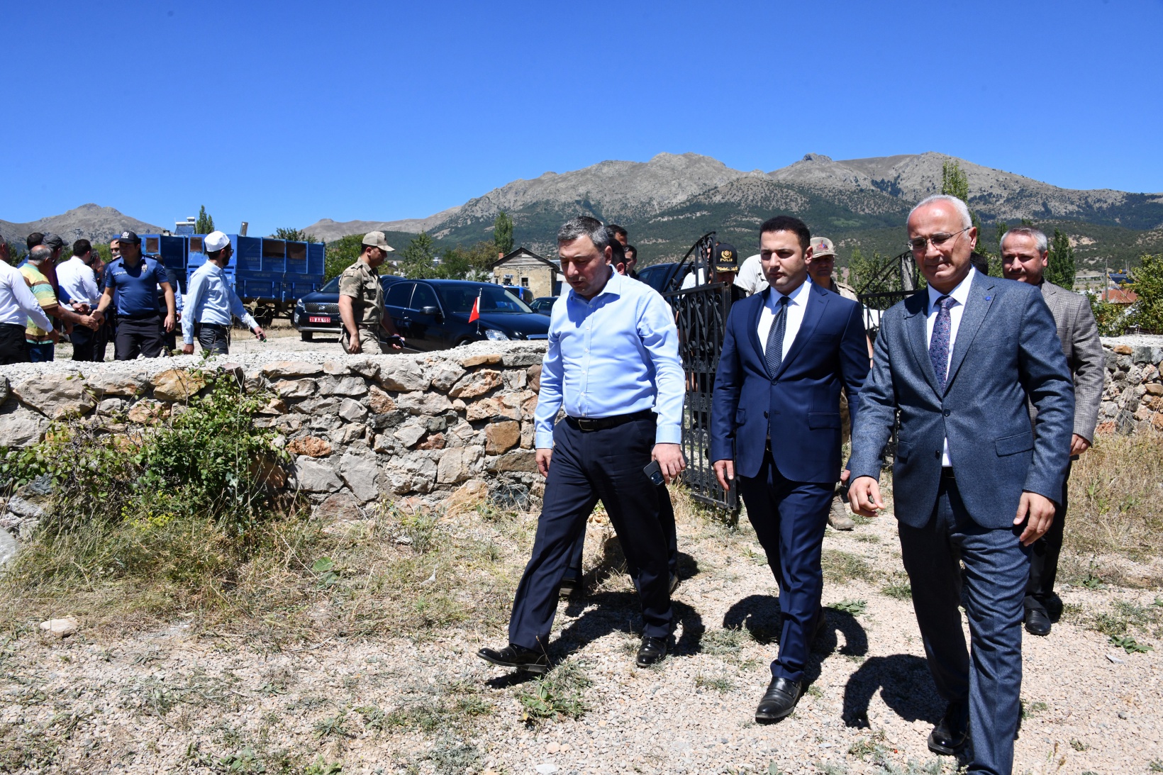 Vali Tanrısever Şehit İsmail Yazıcı'nın kabrini ziyaret etti 15