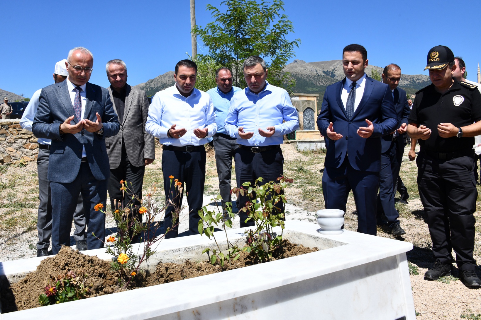 Vali Tanrısever Şehit İsmail Yazıcı'nın kabrini ziyaret etti 13