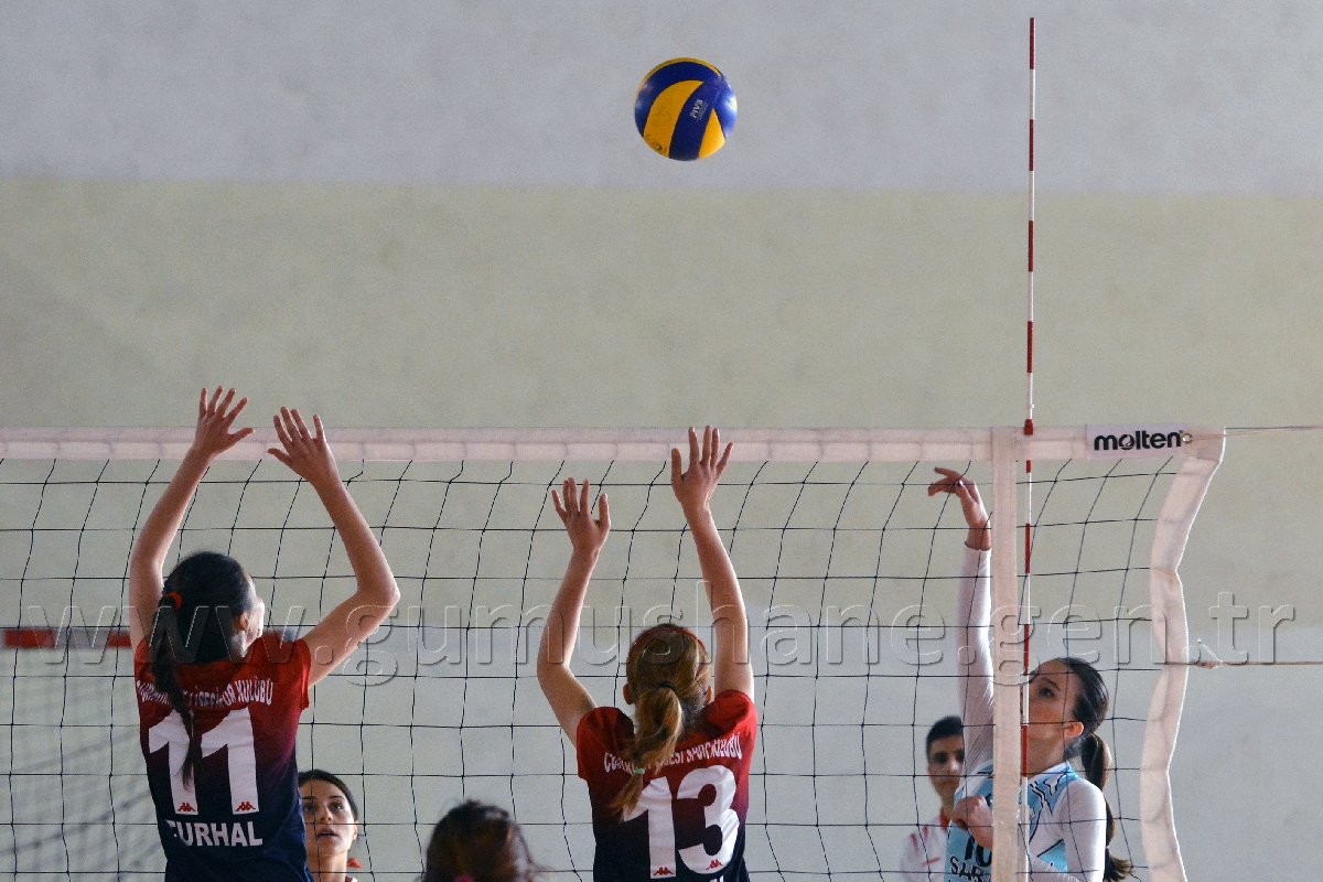 Gümüş Kızlar Yüzümüzü Güldürdü: 3-1 25