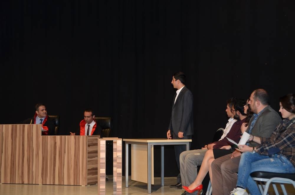 ‘Topsuz Konut’ sahnelendi 3