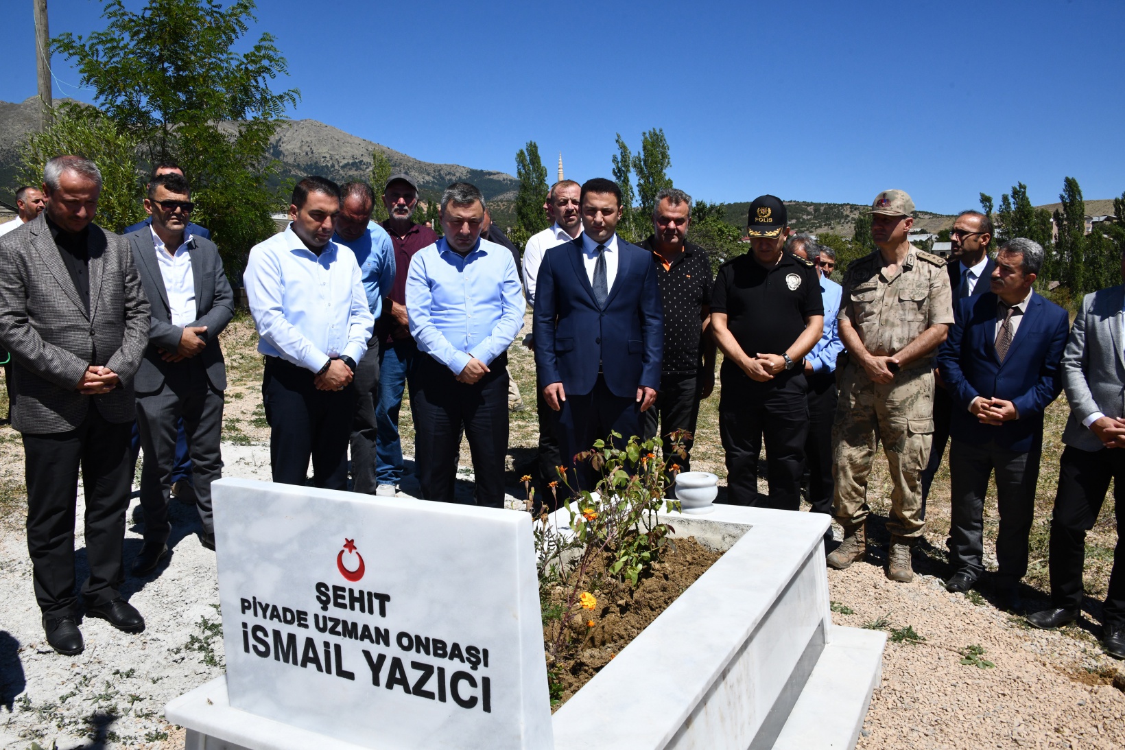 Vali Tanrısever Şehit İsmail Yazıcı'nın kabrini ziyaret etti 17