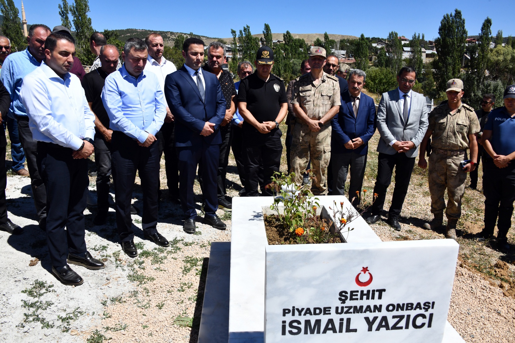 Vali Tanrısever Şehit İsmail Yazıcı'nın kabrini ziyaret etti 16