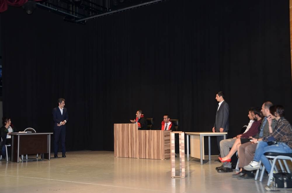 ‘Topsuz Konut’ sahnelendi 7