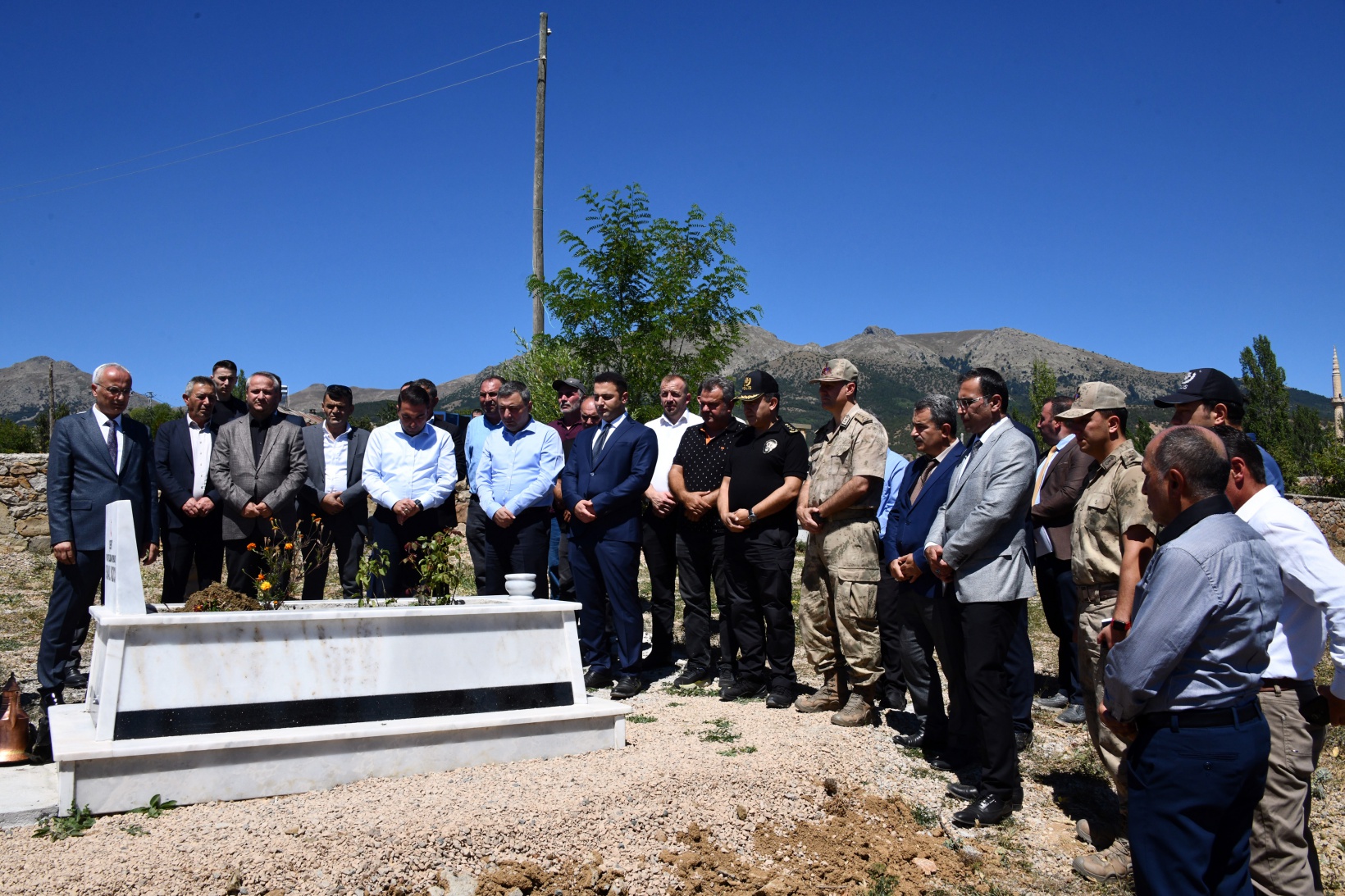 Vali Tanrısever Şehit İsmail Yazıcı'nın kabrini ziyaret etti 4