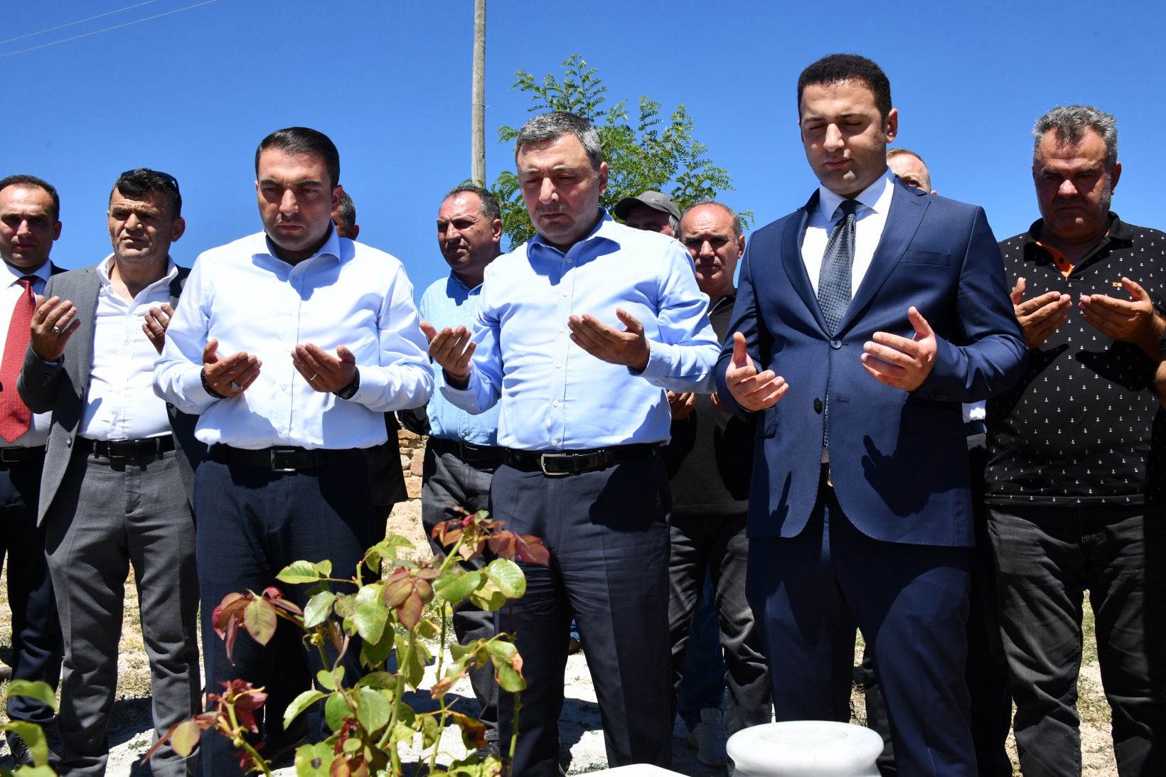 Vali Tanrısever Şehit İsmail Yazıcı'nın kabrini ziyaret etti 1