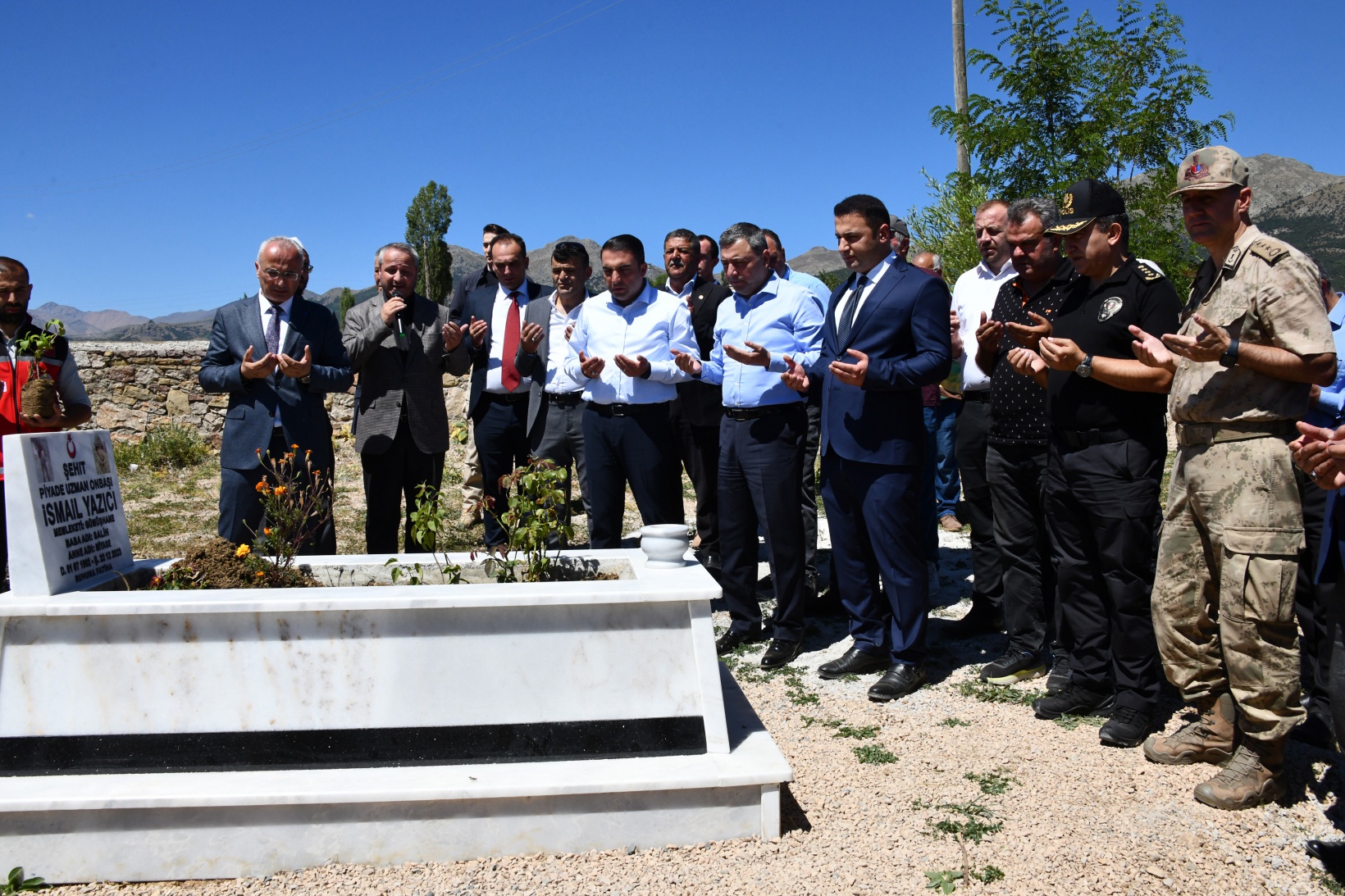 Vali Tanrısever Şehit İsmail Yazıcı'nın kabrini ziyaret etti 12