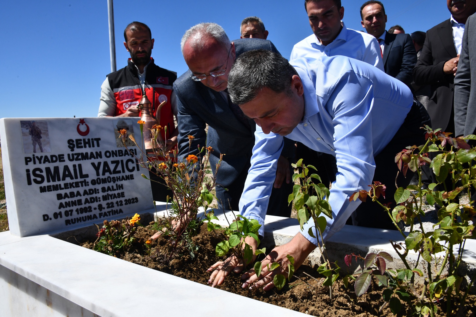 Vali Tanrısever Şehit İsmail Yazıcı'nın kabrini ziyaret etti 14