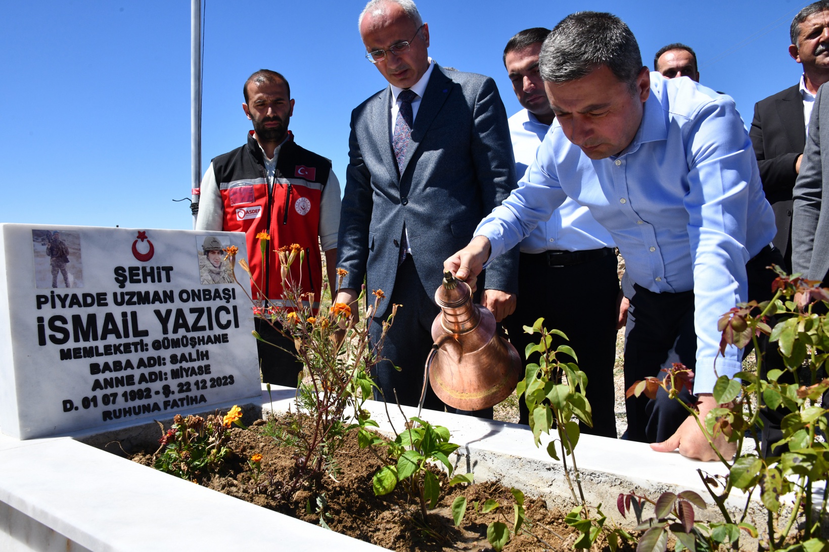 Vali Tanrısever Şehit İsmail Yazıcı'nın kabrini ziyaret etti 10