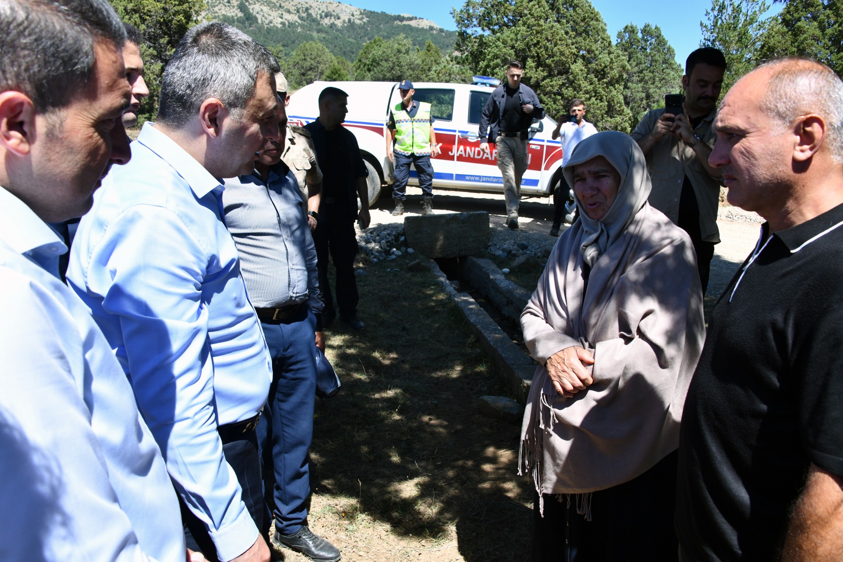 Vali Tanrısever Şehit İsmail Yazıcı'nın kabrini ziyaret etti 7