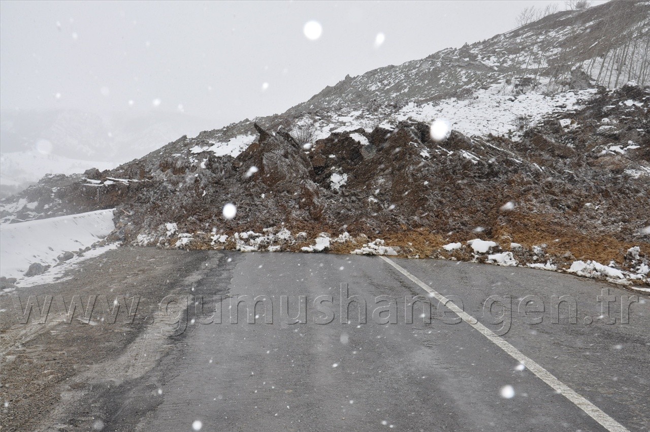 Gümüşhane-Erzincan Karayolundaki Heyelan 2